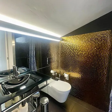 Exclusive Luxury With S-pool & Garden 别墅 *
