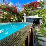 Exclusive Luxury With S-pool & Garden 别墅 *